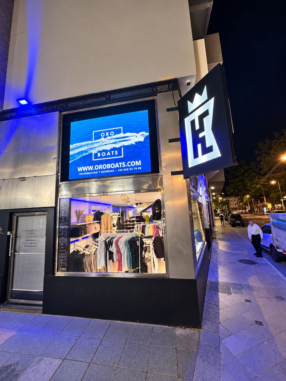 Pantalla sobre el escaparate de una tienda